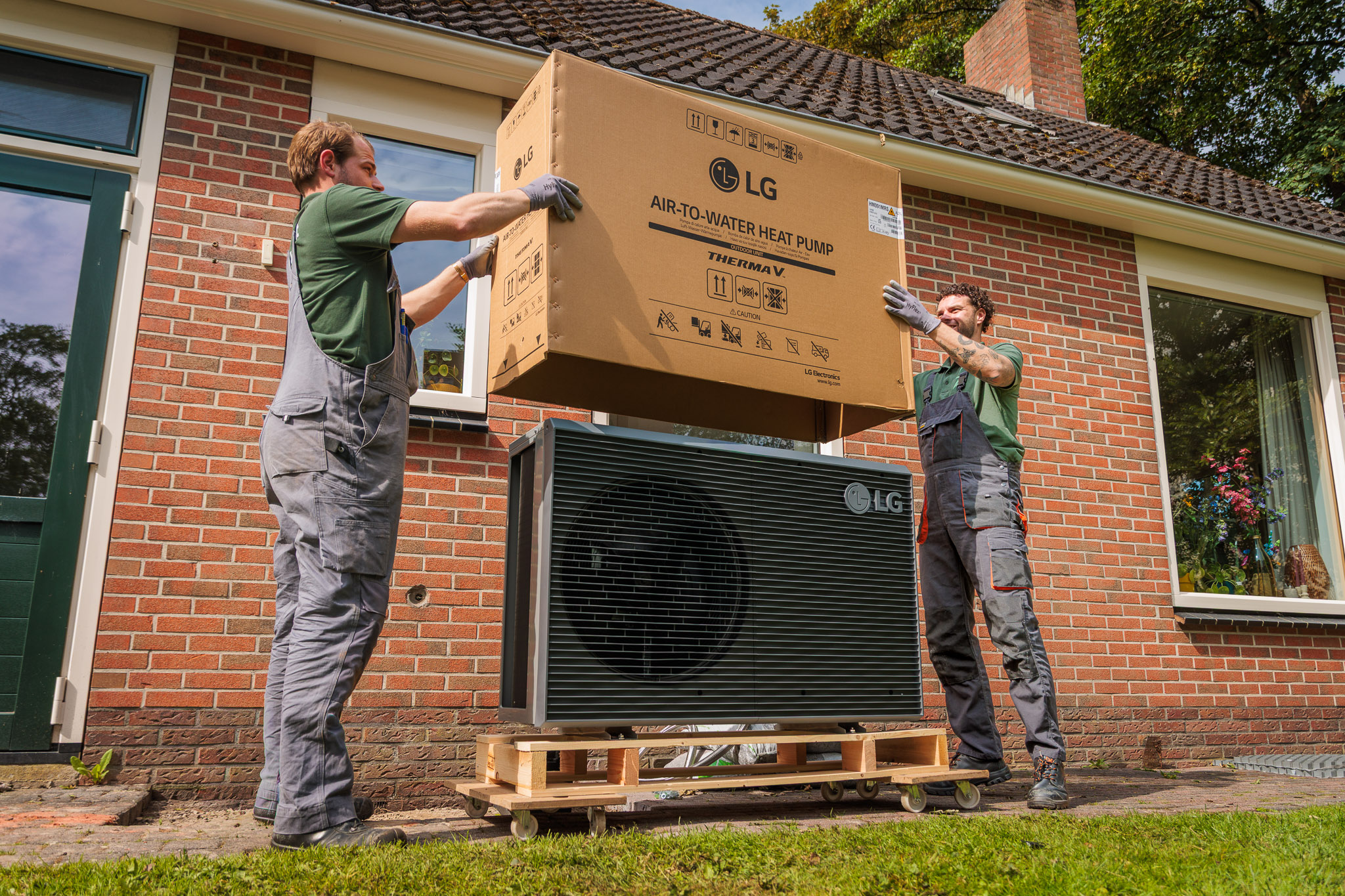 Winvolt monteurs plaatsen een LG Therma V warmtepomp